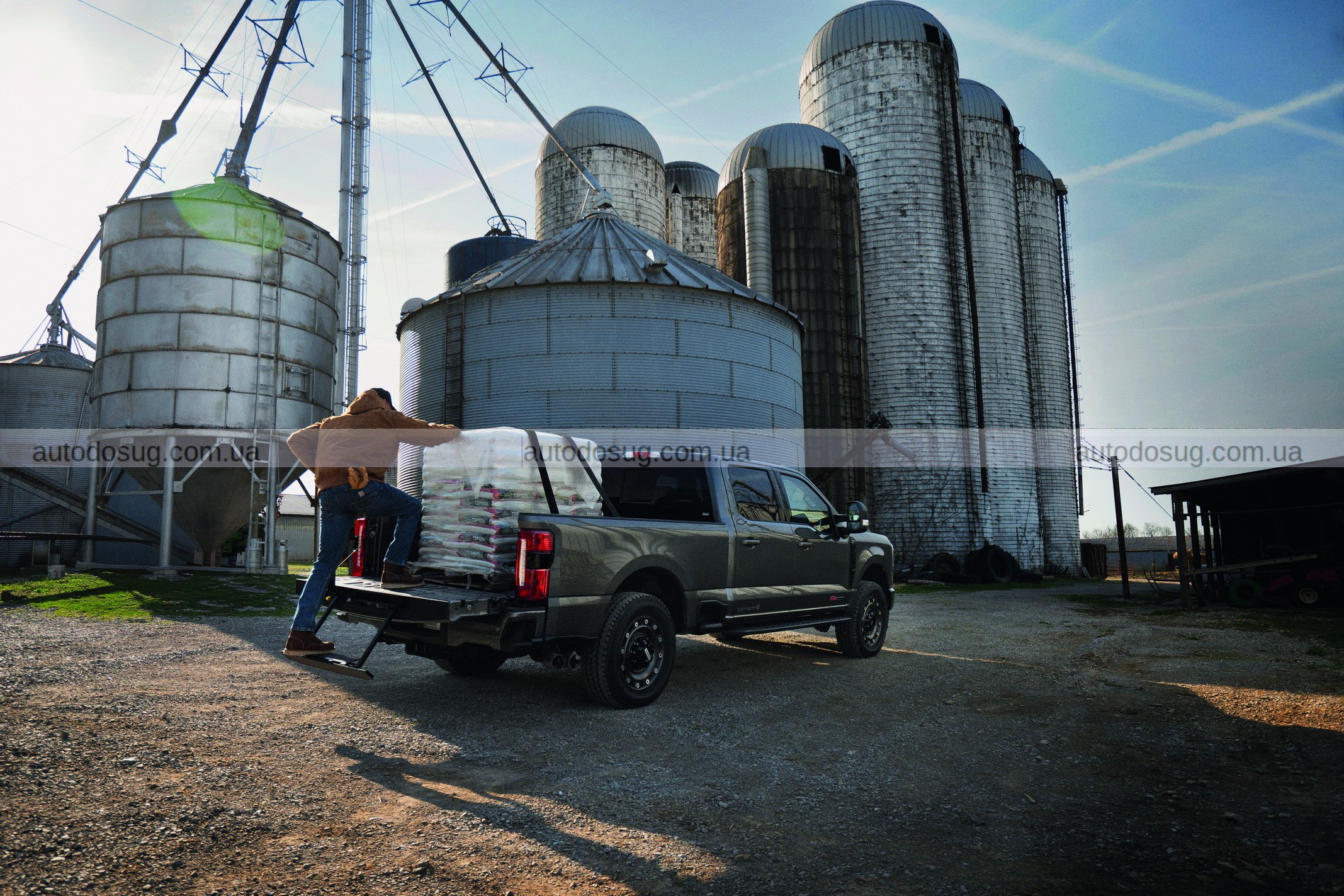 Фото до матеріалу: Ford Super Duty Carhartt: робочий пікап з естетикою американських майстрів