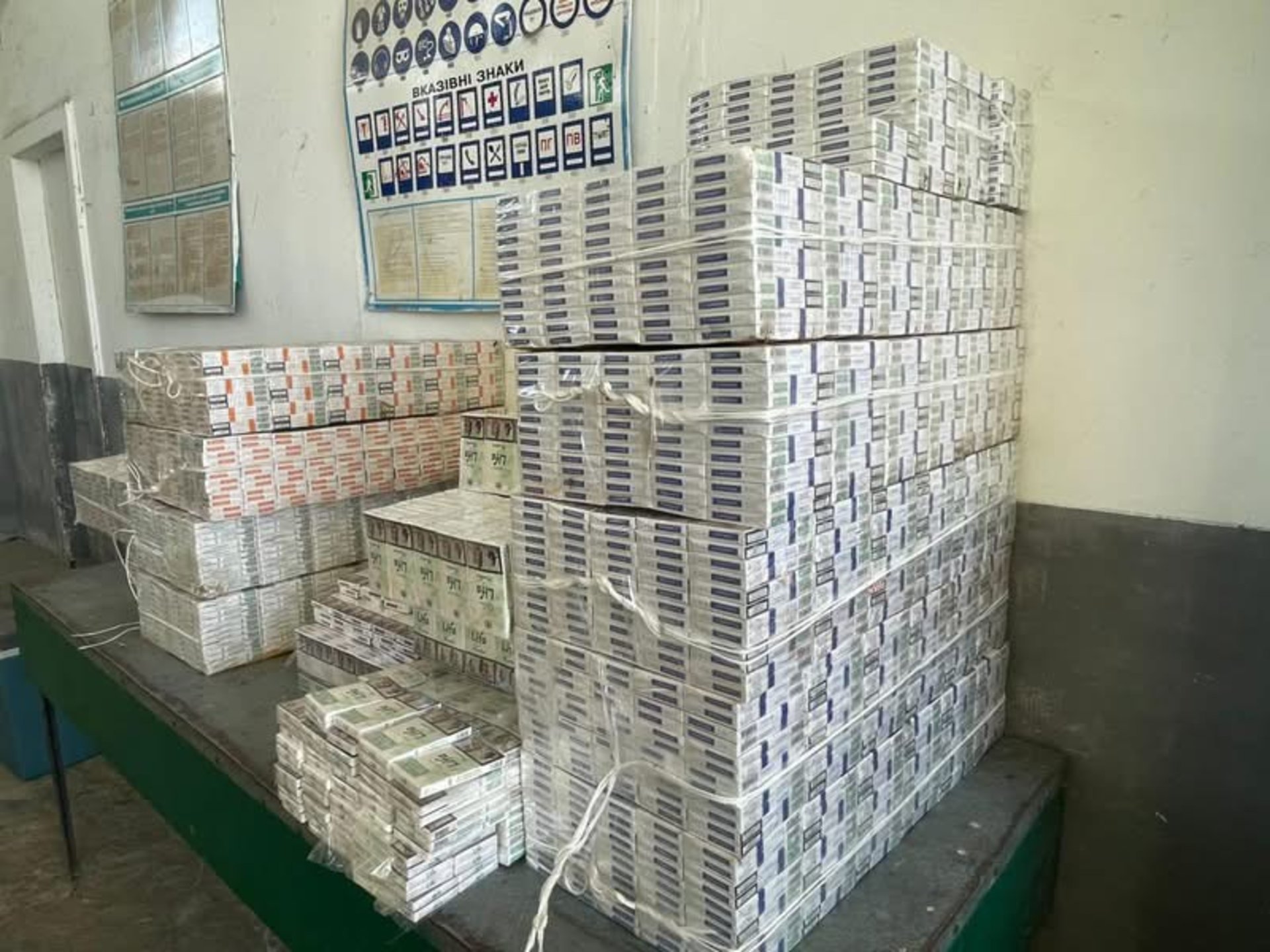 Фото до матеріалу: Львівські митники зупинили спробу вивезення майже 130 тисяч контрабандних цигарок до Польщі