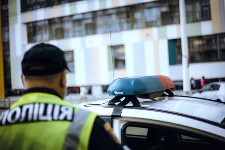 Фото до матеріалу: У ТРЦ Голосіївського району сталася різаниня: затримали чоловіка з пістолетом