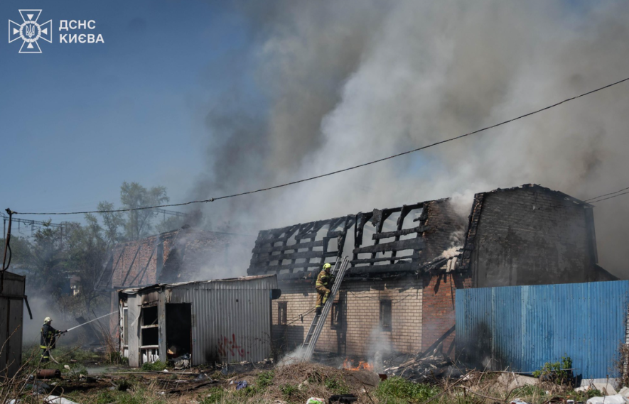 Фото до матеріалу: Пожежа на Оболоні: дим охопив двоповерхівку, постраждалих немає