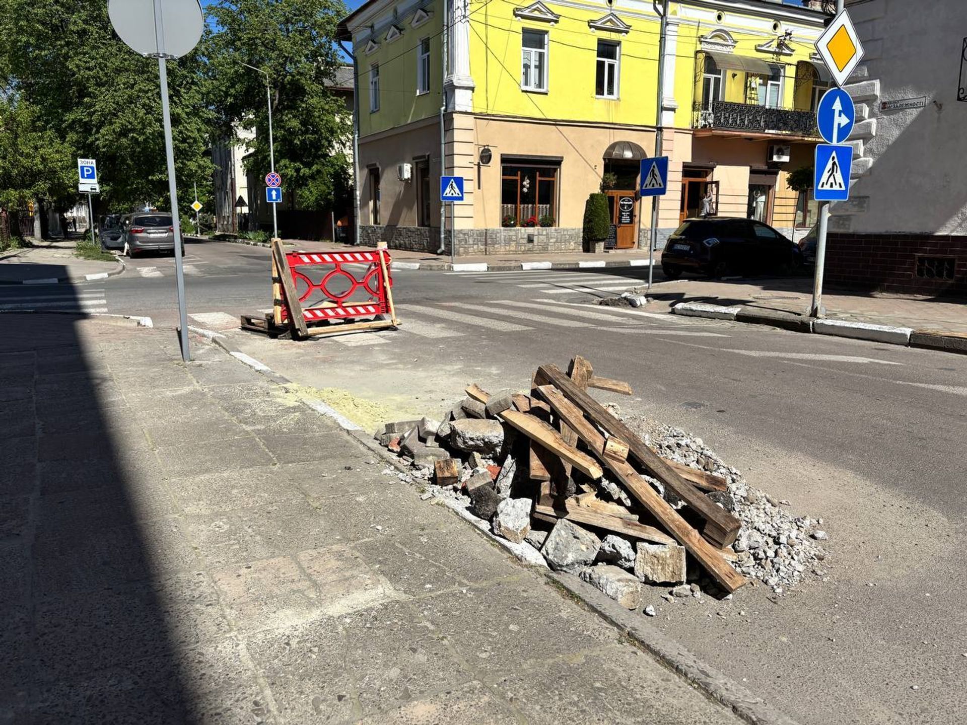 Фото до матеріалу: У Стрию під час ремонту дороги знайшли тунель часів Австро-Угорщини з чистою водою