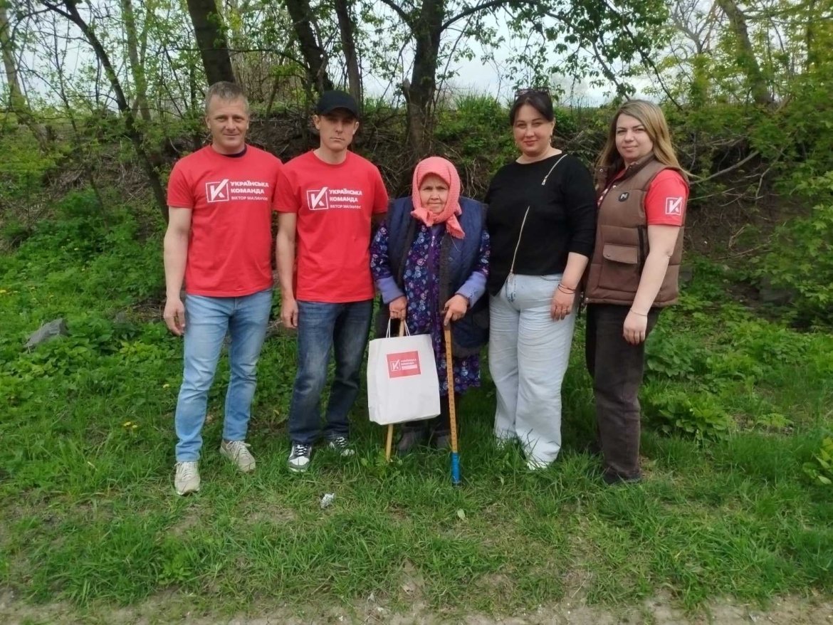 Фото до матеріалу: Волонтери «Української команди» віддали допомогу мешканцям Малої Киріївки