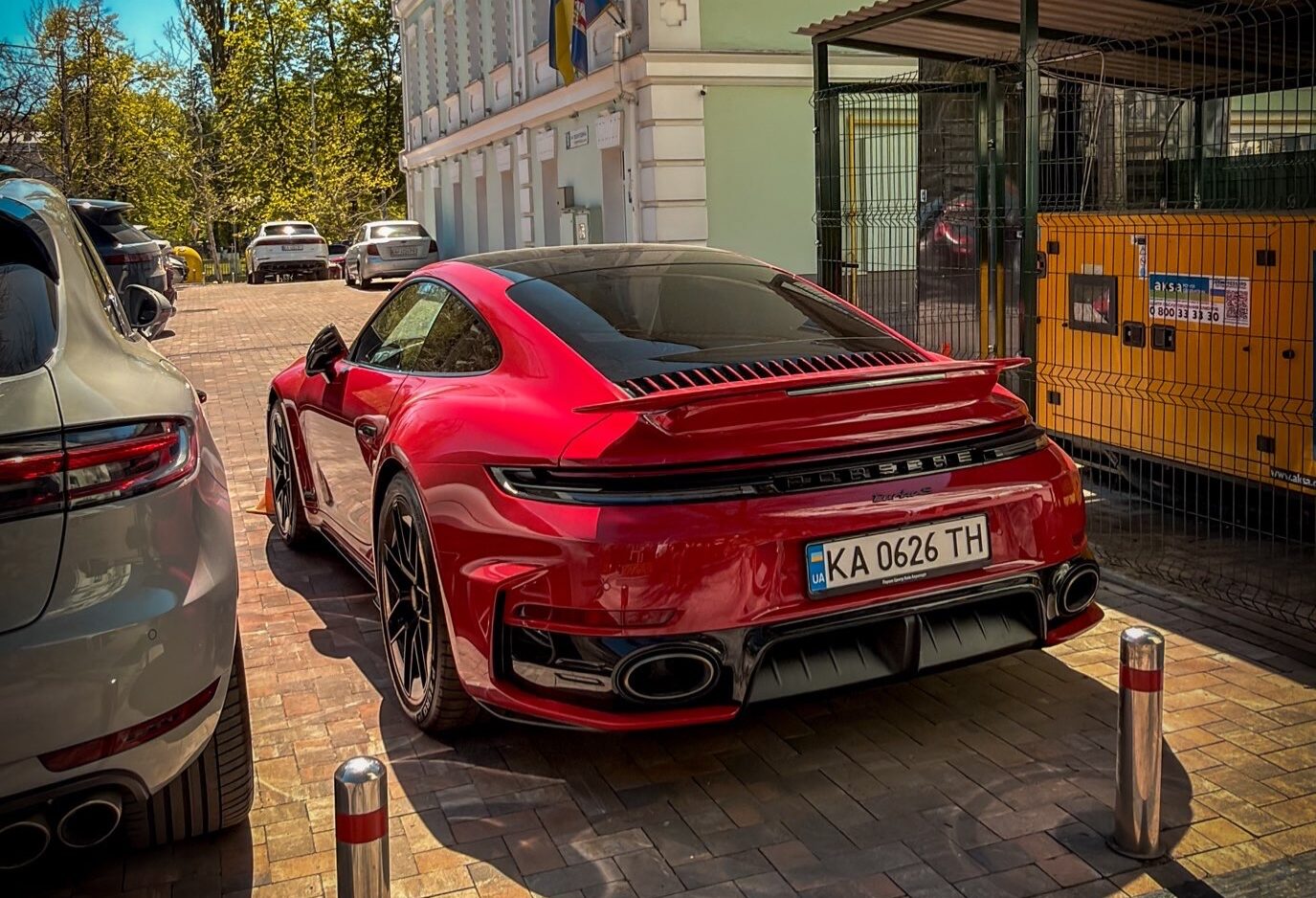 Фото до матеріалу: У центрі Києва з'явився гібридний Porsche 911 Turbo S 992.2: ціна перевищує $300 тисяч