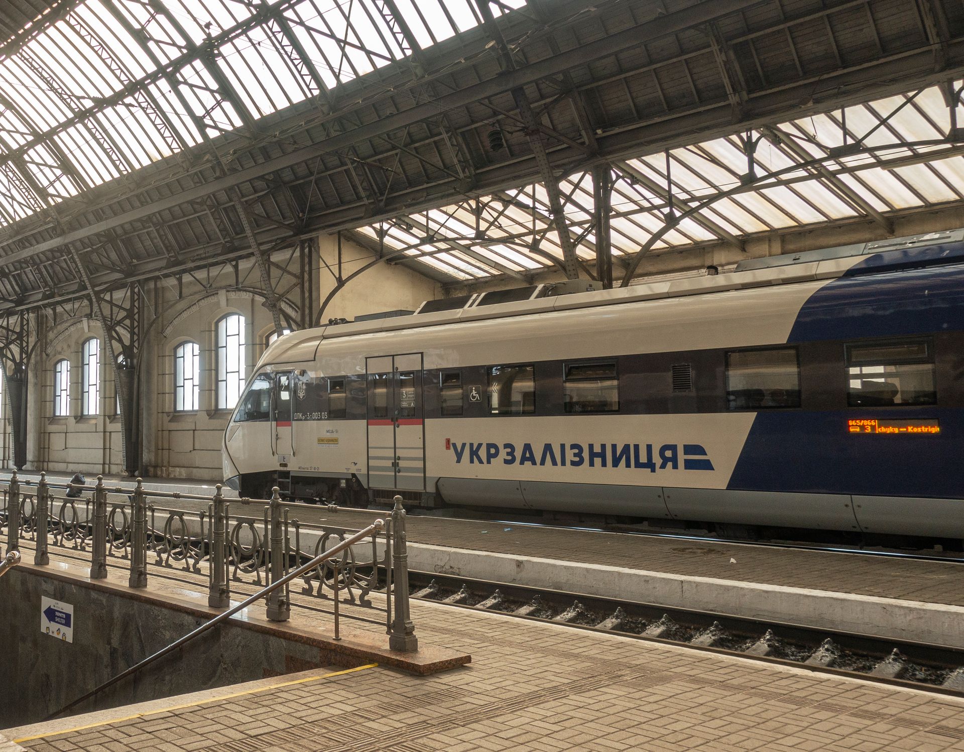 Фото до матеріалу: Укрзалізниця встановлює 800 укриттів для захисту працівників