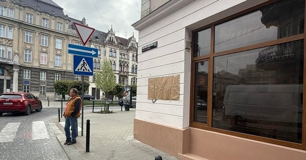 Фото до матеріалу: У центрі Львова викрали меморіальну таблицю Джохару Дудаєву: поліція затримала трьох підлітків
