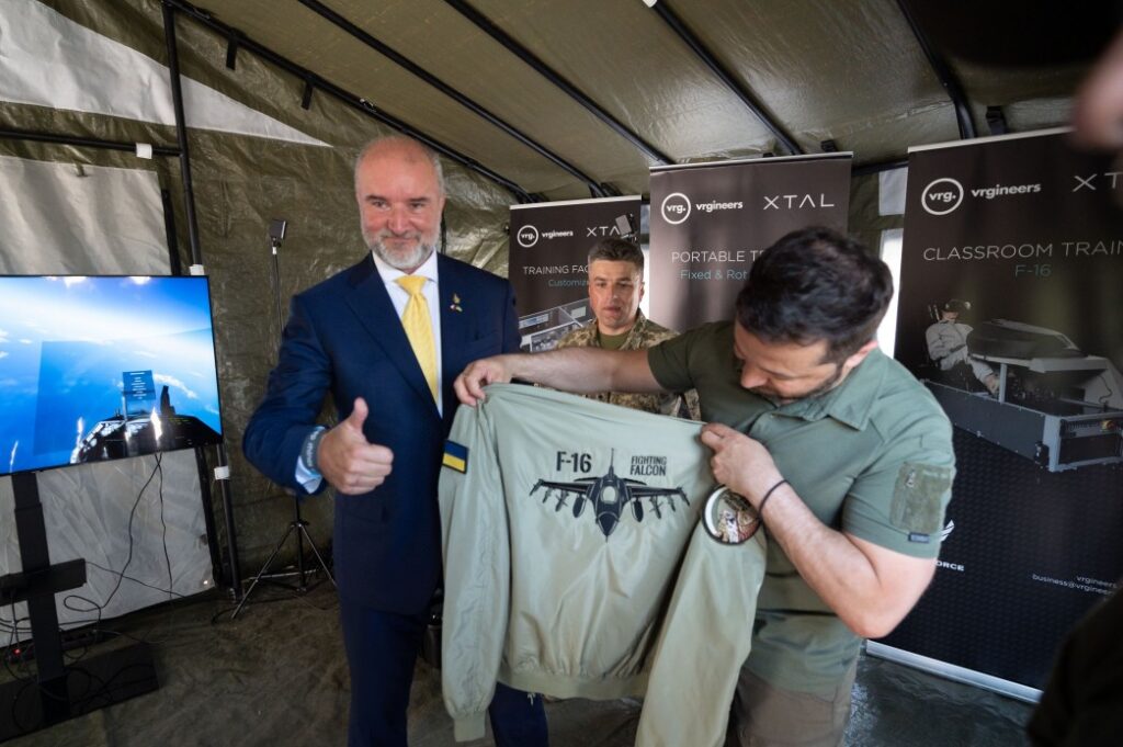 Фото до матеріалу: Чехія передала Україні симулятор для пілотів F-16: президент випробував техніку