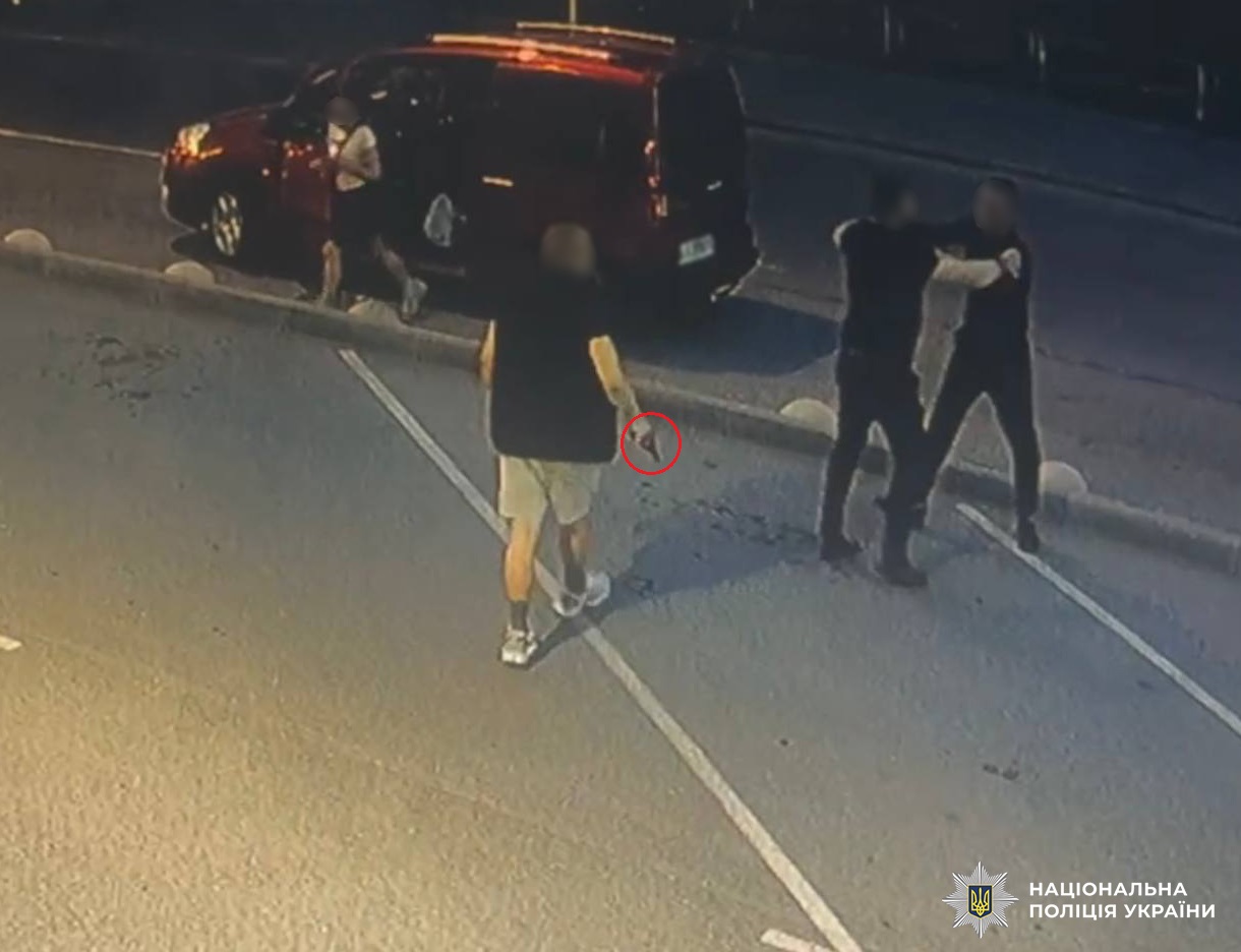 Фото до матеріалу: Київський поліцейський затримав чоловіка, який стріляв у перехожого на Оболоні