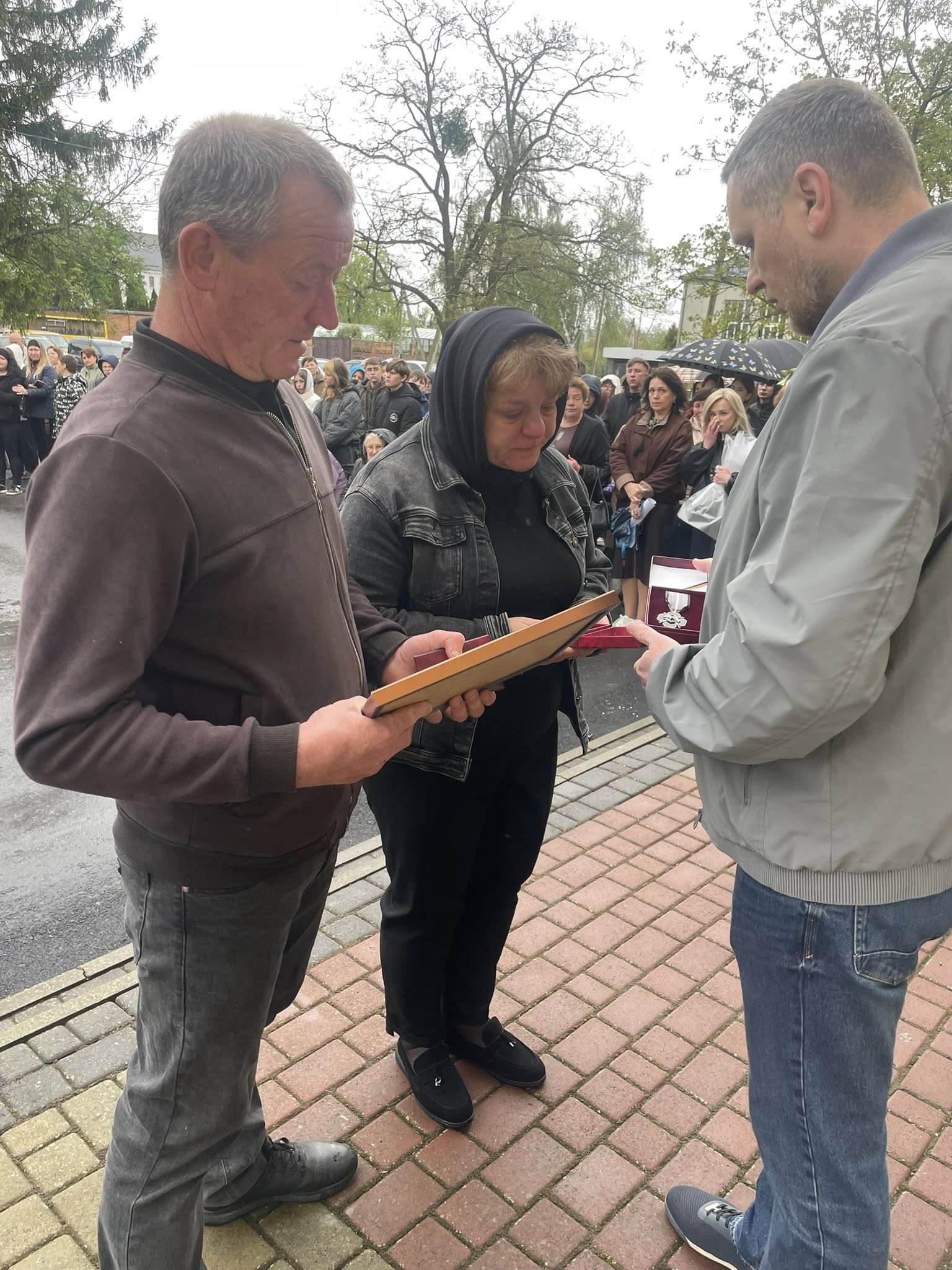 Фото до матеріалу: Батькам Віталія Подзізея передали посмертні нагороди у Зимнівській громаді
