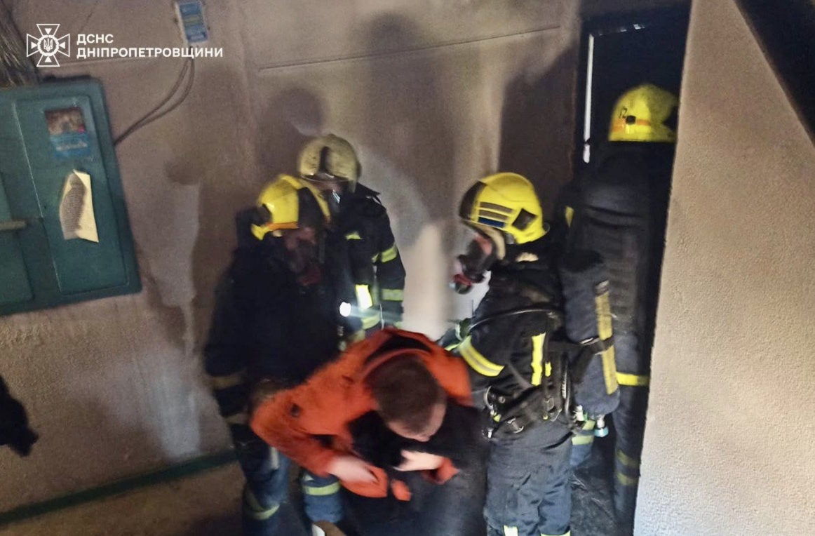 Фото до матеріалу: Російський удар по Кривому Розі: пожежа в дев'ятиповерхівці, постраждали п'ятеро, серед них діти