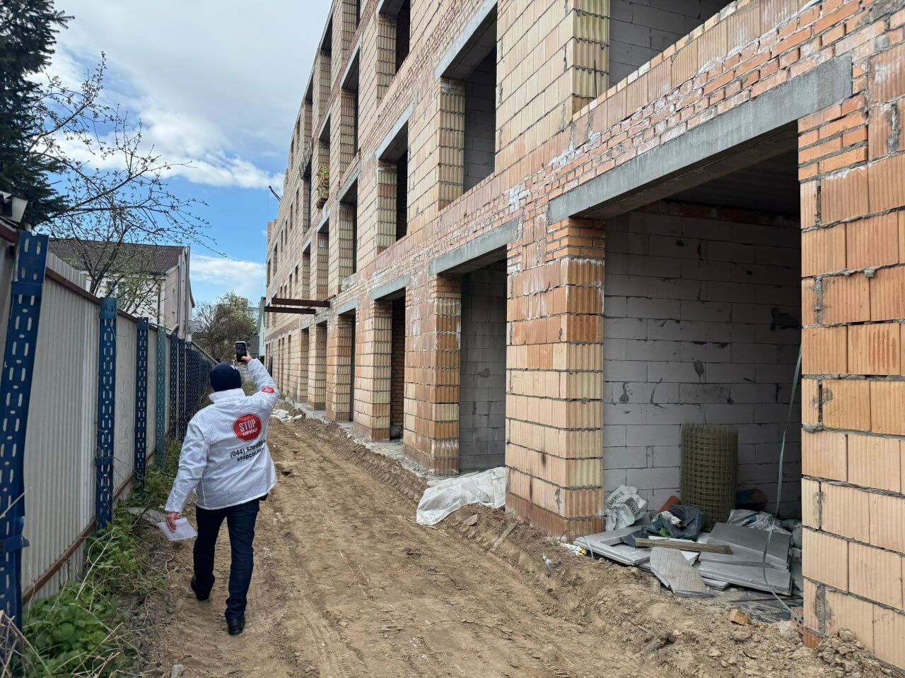 Фото до матеріалу: Мешканці Святошина перекрили дорогу забудовнику «450 Груп»: будівництво на городі триває без дозволів