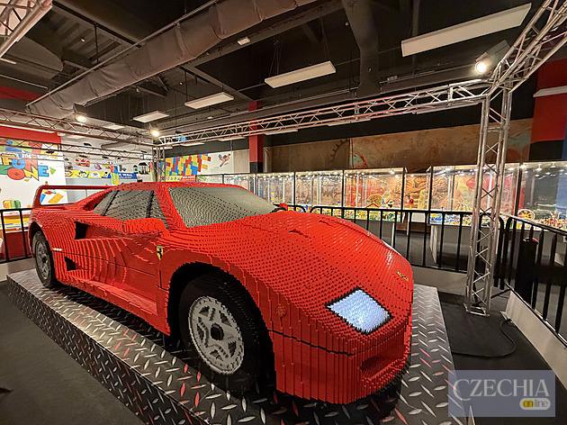 Фото до матеріалу: У Празі відкрилася масштабна виставка LEGO з суперкаром Ferrari F40