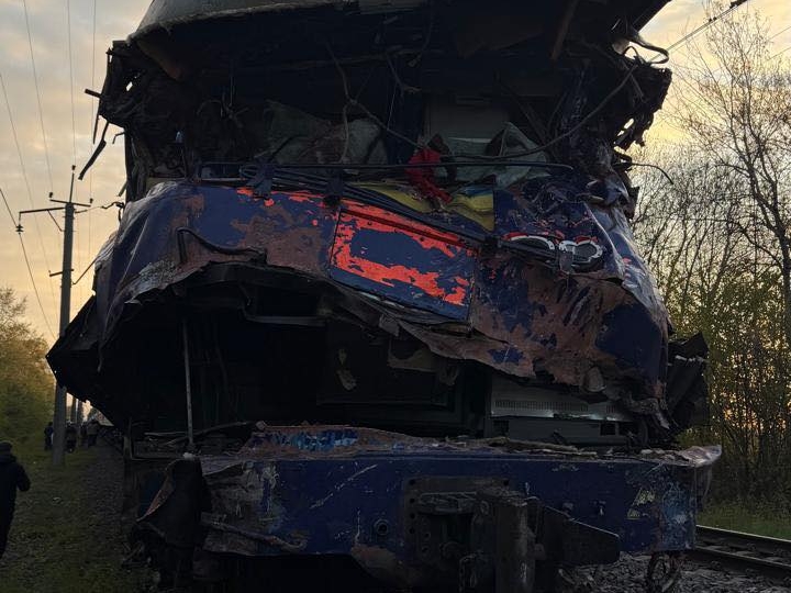 Фото до матеріалу: ✙ На Львівщині потяг зіткнувся з автокраном: є загиблі ✙