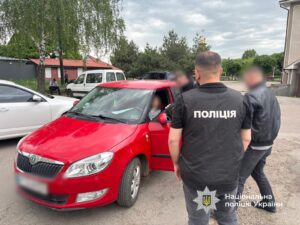 Фото до матеріалу: У Вовчинці п'яний водій протаранив огорожу: поліція склали матеріали