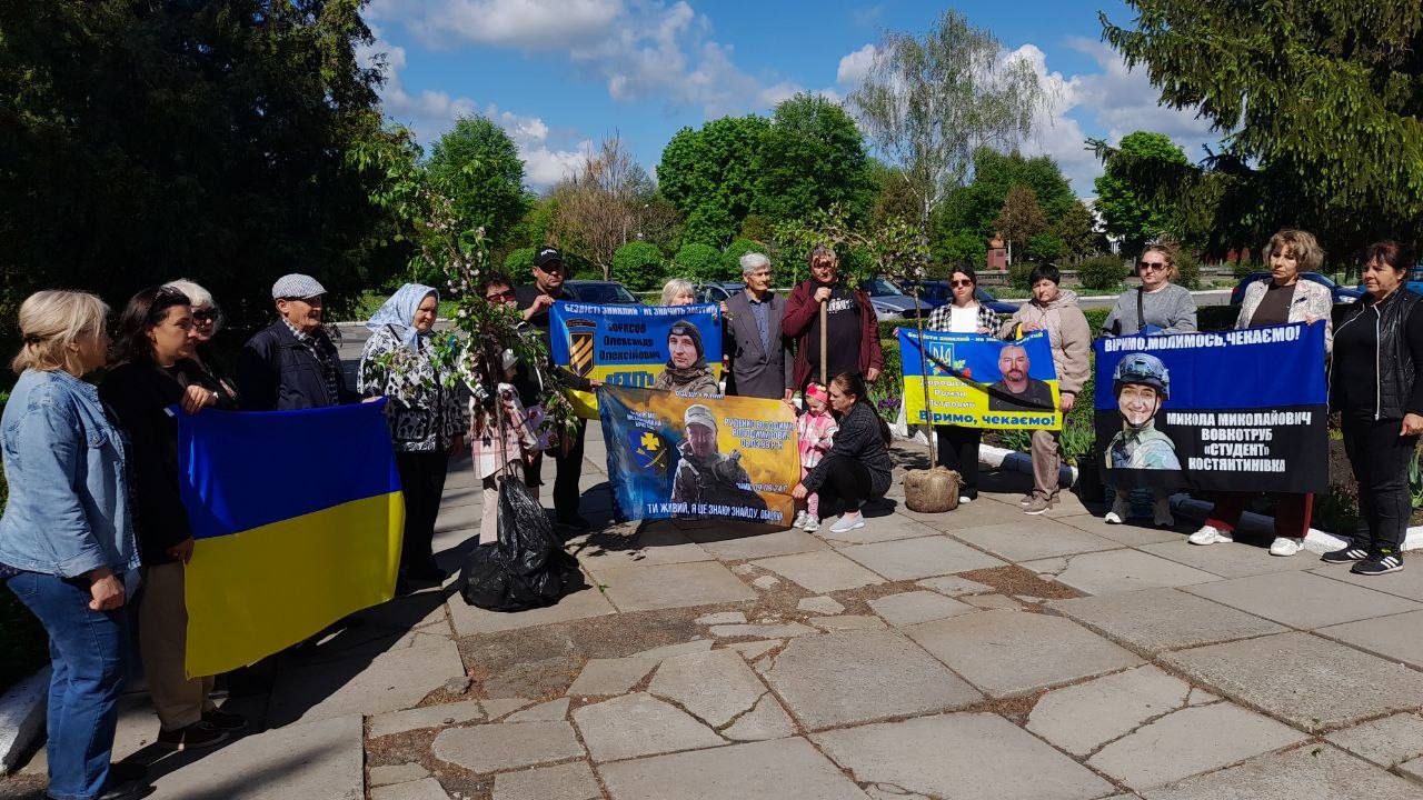 Фото до матеріалу: У Калинополі посадили сакури як символ віри й надії на повернення зниклих безвісти захисників