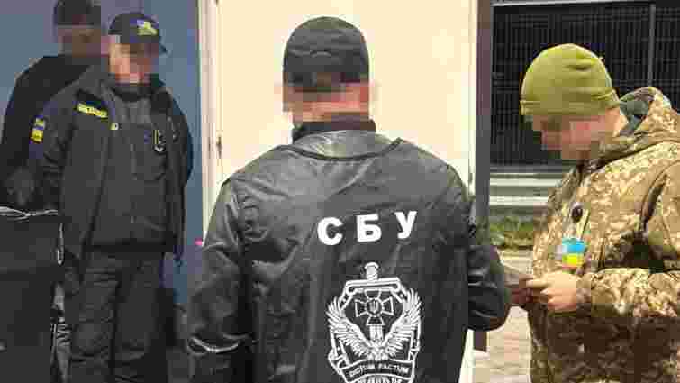 Фото до матеріалу: Львівський митник звільнили після викриття схеми вивезення валюти