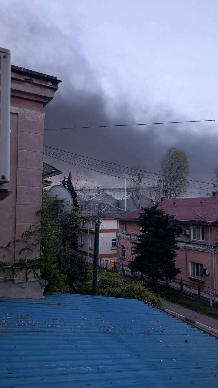 Фото до матеріалу: Дрони знову вдарили по Туапсе: після серії вибухів палає НПЗ (фото, відео)