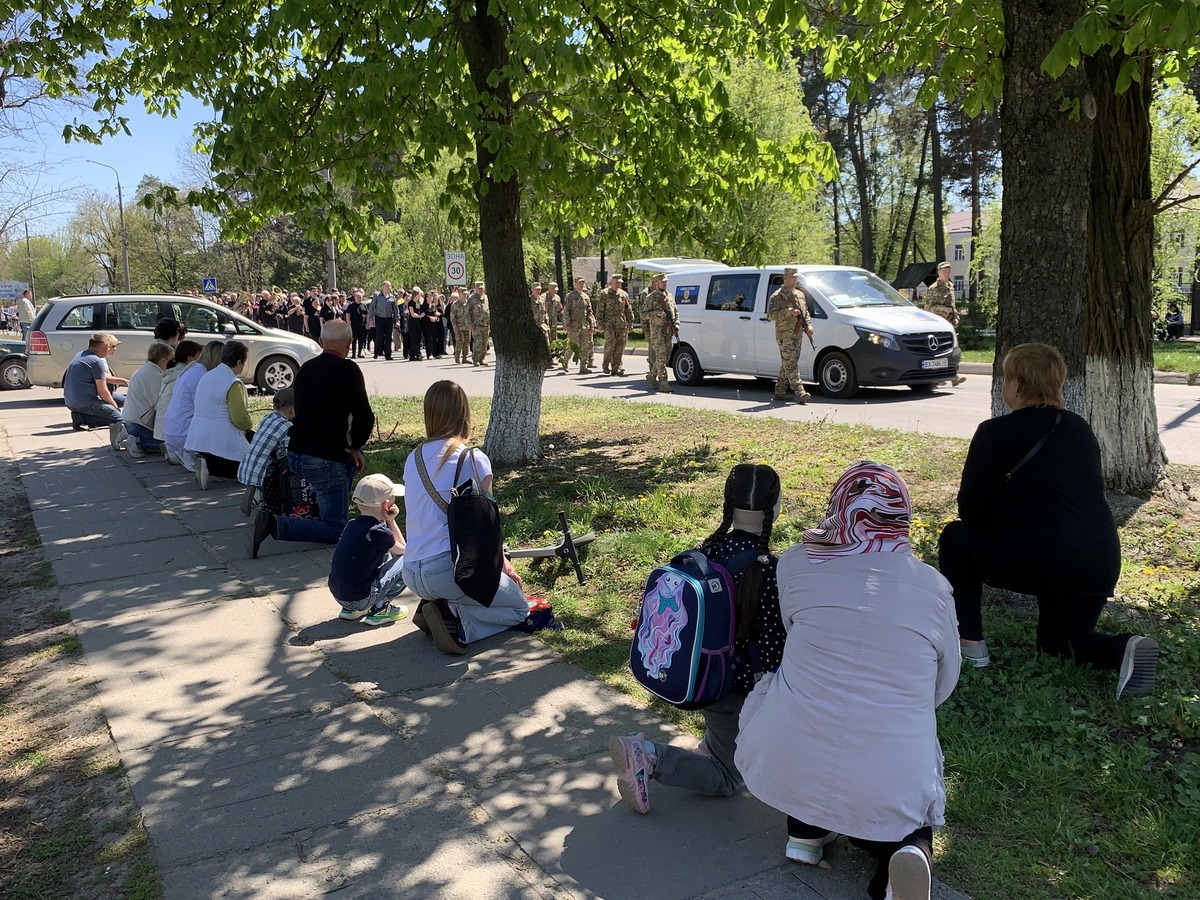 Фото до матеріалу: Троє захисників Хмельниччини повернулися «на щиті»: прощання у трьох громадах