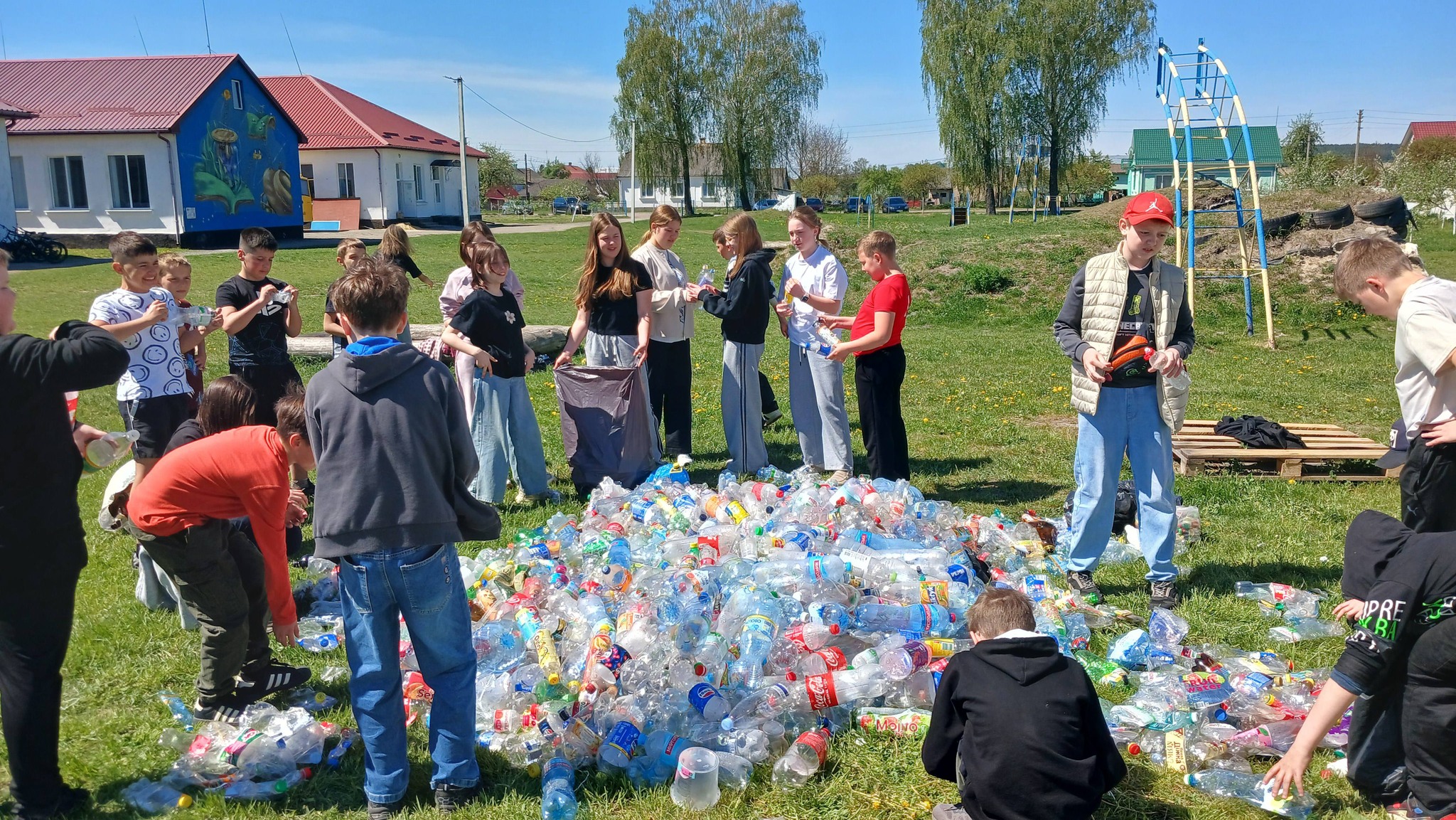 Фото до матеріалу: У Тараканівському ліцеї збір пластику перетворили на допомогу ЗСУ