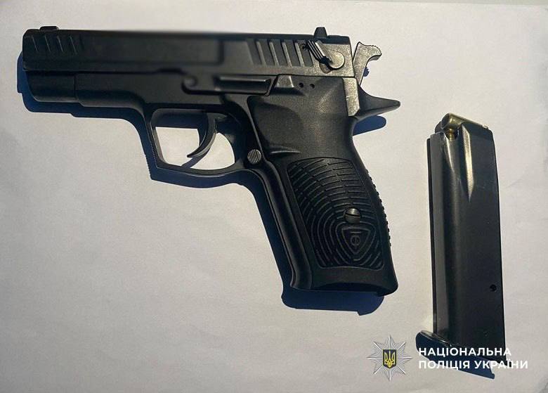 Фото до матеріалу: Чоловік витягнув пістолет і погрожував охоронцю в гаражному кооперативі Солом'янського району
