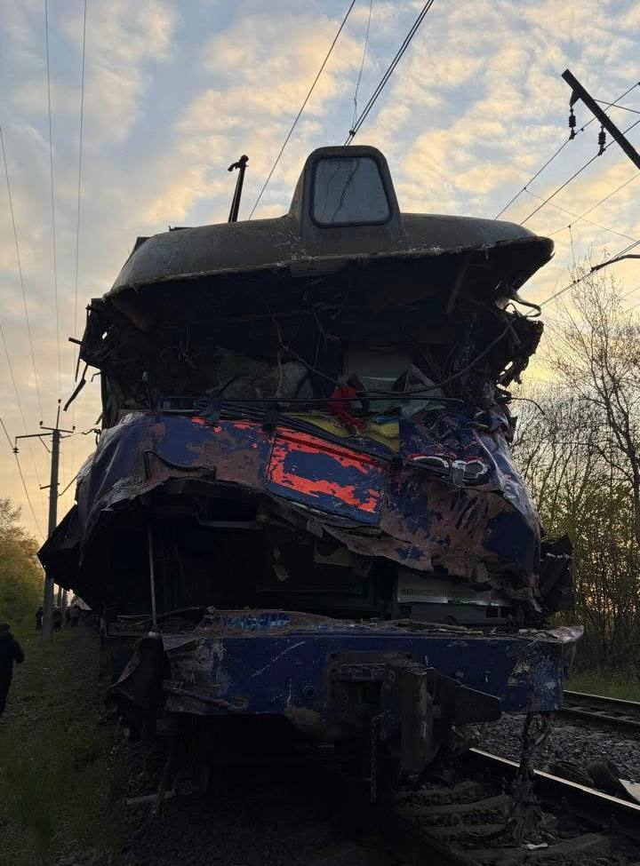 Фото до матеріалу: Смертельна аварія на Львівщині: поїзд Київ–Ужгород зіткнувся з автокраном, загинув машиніст