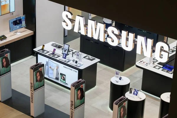 Фото до матеріалу: Samsung раптово знизить ціни на Galaxy S26 через кілька тижнів після виходу