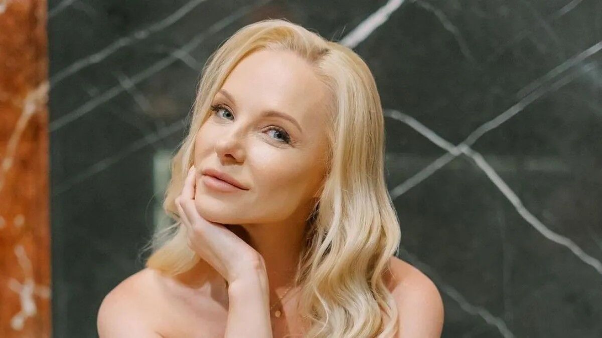 Фото до матеріалу: Даша Трегубова вразила мережу відвертими фото в червоному платті