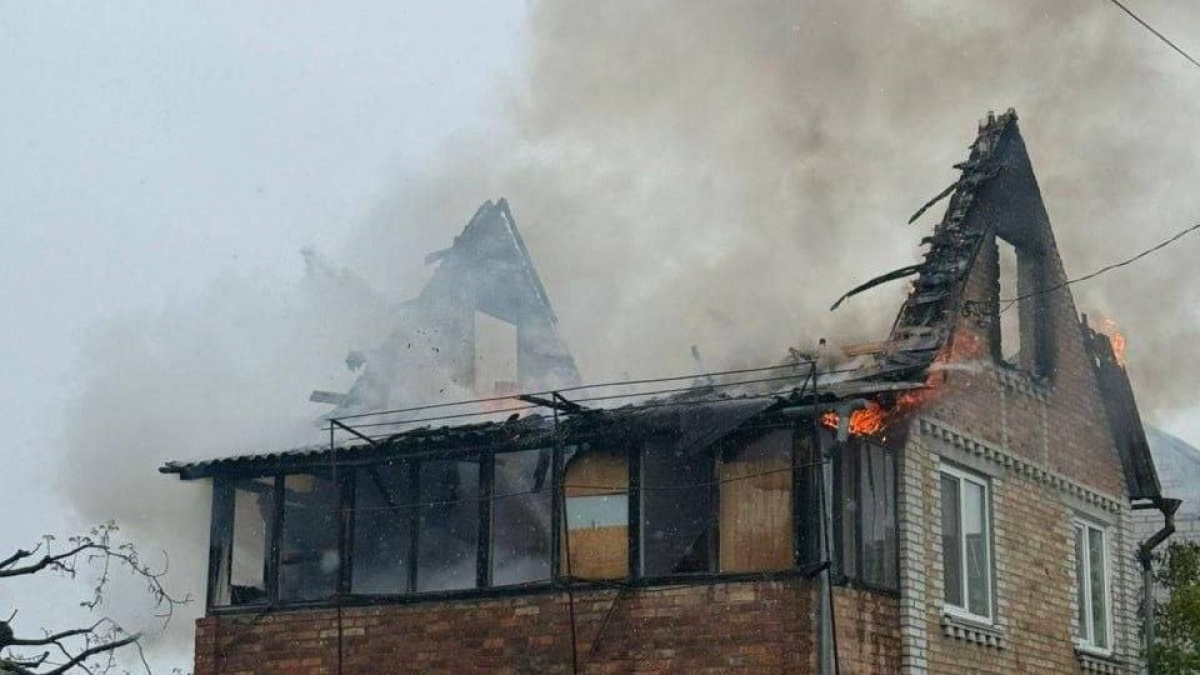 Фото до матеріалу: У Вишгородському районі через атаку РФ загорівся будинок