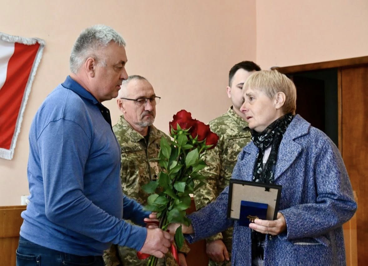 Фото до матеріалу: Родині загиблого воїна з Чигиринщини вручили посмертний «Комбатантський хрест»
