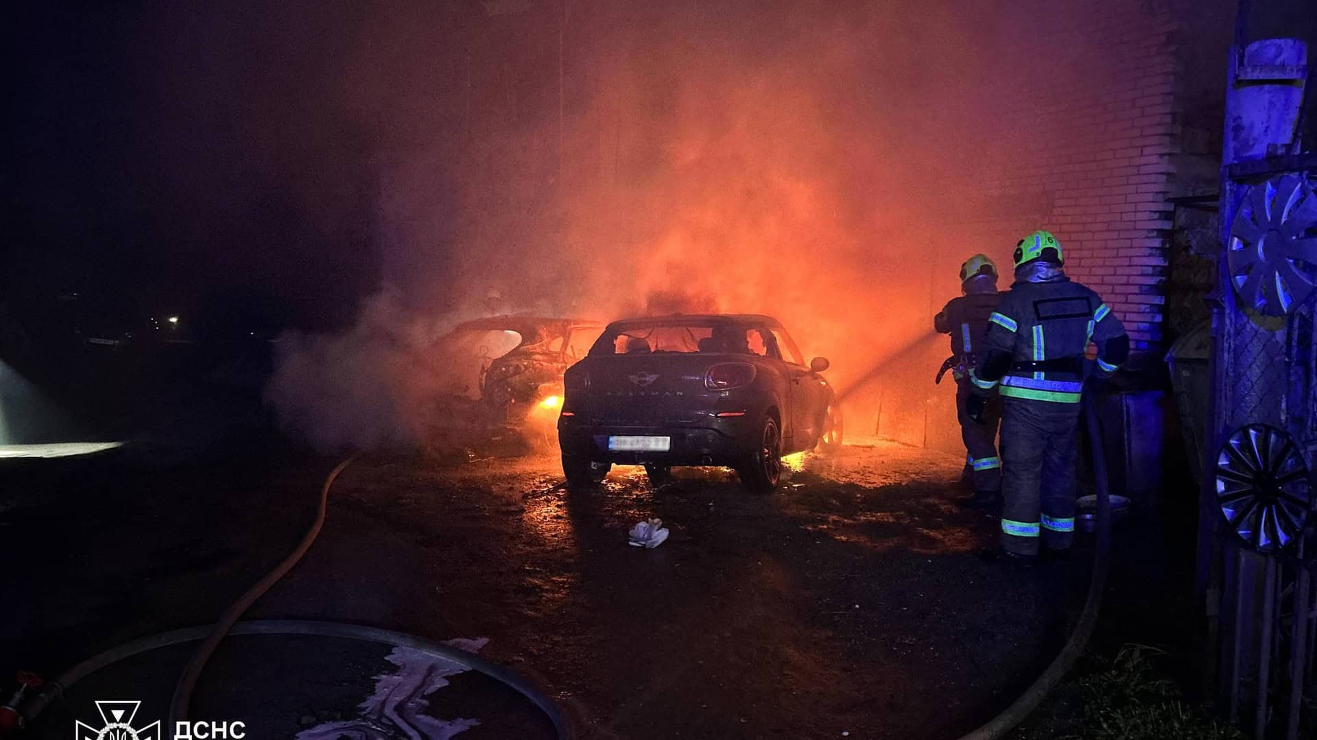 Фото до матеріалу: У Шевченківському районі Києва спалахнула пожежа у гаражному кооперативі