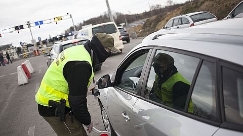 Фото до матеріалу: Кабмін зняв заборону на виїзд за кордон для жінок-чиновників