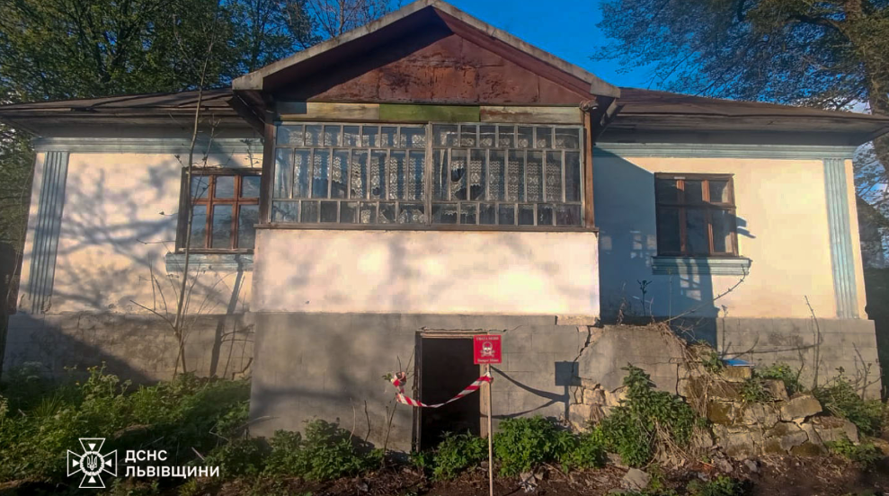 Фото до матеріалу: У підвалі нежитлового будинку на Львівщині виявили снаряд часів Другої світової війни