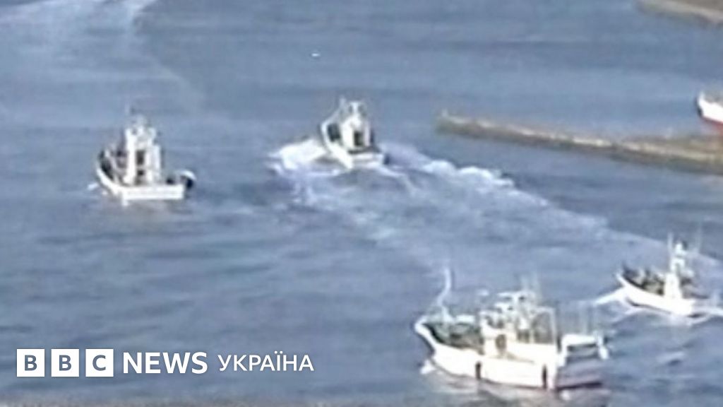 Фото до матеріалу: У Японії через загрозу цунамі з порту тікали судна