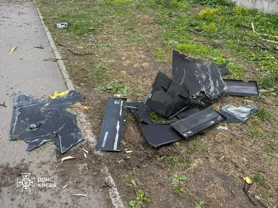 Фото до матеріалу: Атака дронів на Київ призвела до ДТП та пожежі на недобудові: є постраждалий