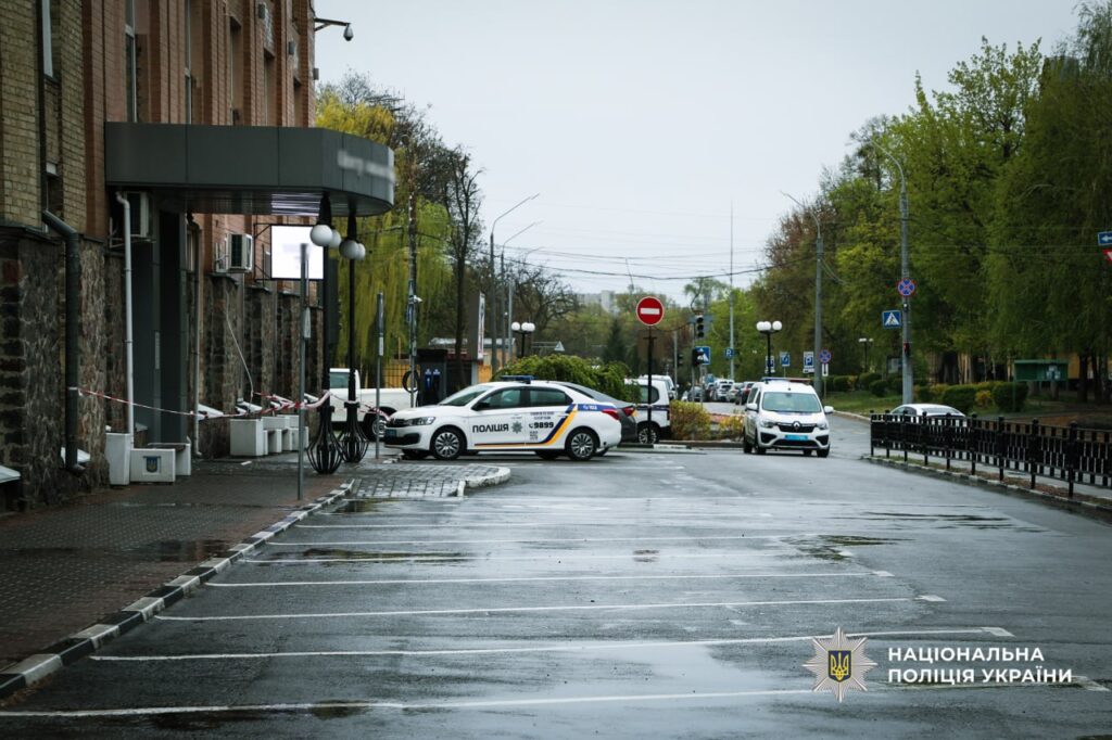 Фото до матеріалу: Поліція Черкас перевіряла підозрілий пакунок у адмінбудівлі на вулиці Благовісна