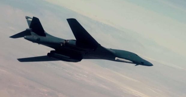 Фото до матеріалу: США вперше показали бомбардувальник B-1B з гіперзвуковою ракетою: що це означає для світу