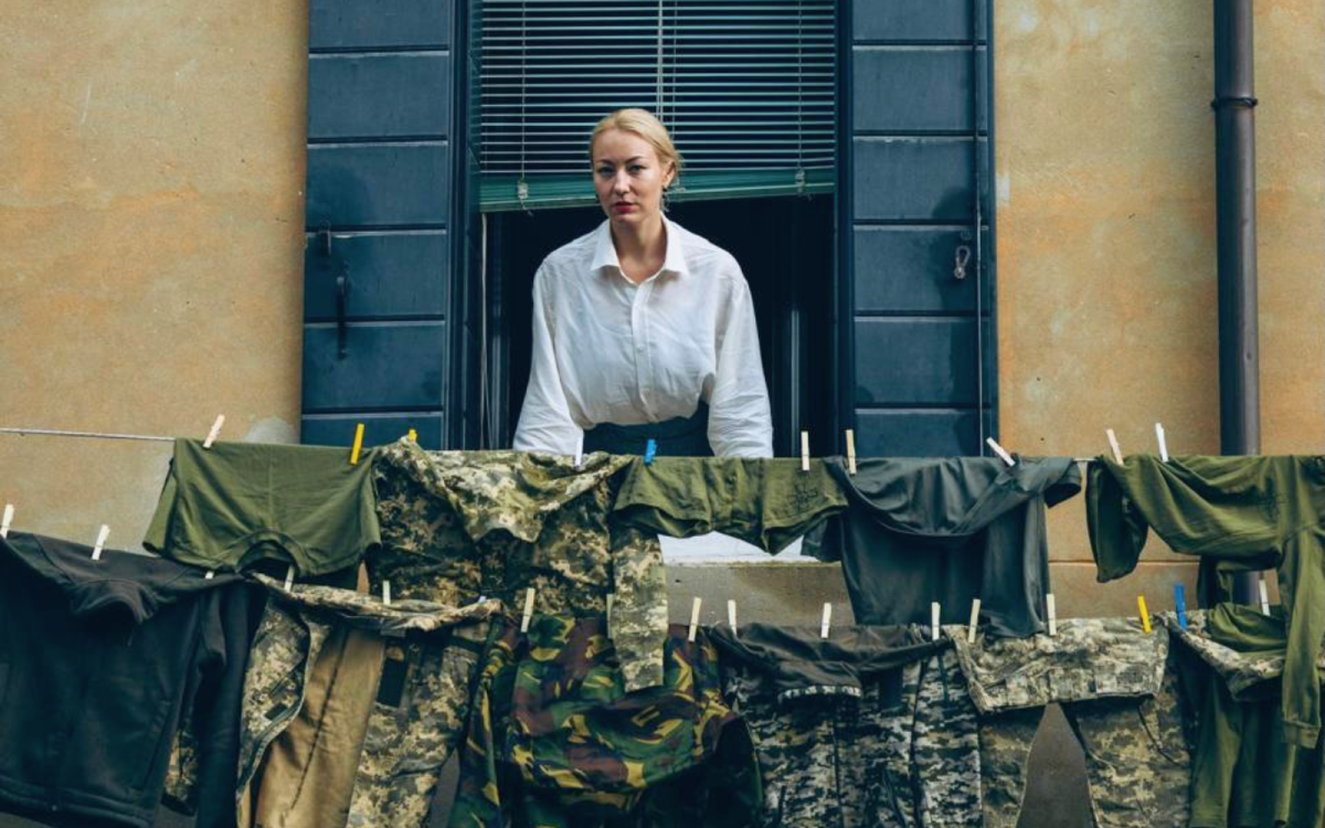 Фото до матеріалу: Дар'я Кольцова презентувала проєкт «Відлуння» у Венеції: військова форма на мотузках як символ невидимої війни