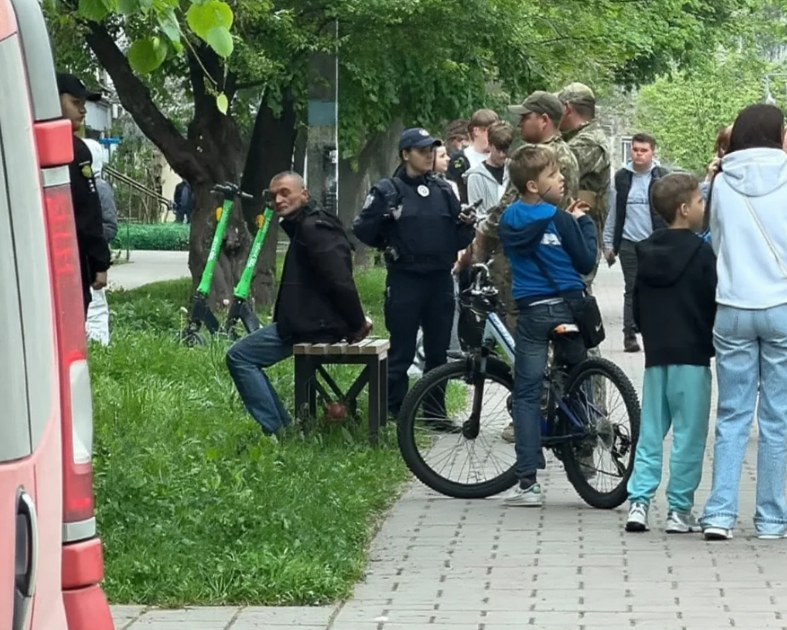 Фото до матеріалу: Львів'янин схопив перехожу з ножем під час перевірки ТЦК на Сихові