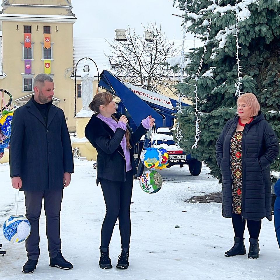 Фото до матеріалу: Жовківська ялинка з рекордними 150 вишитими іграшками: без бюджету, з любов'ю та патріотизмом