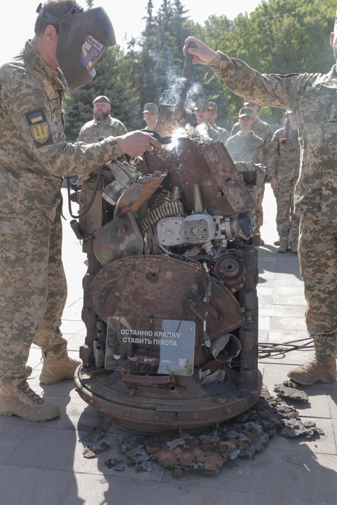 Фото до матеріалу: У Києві відкрили монумент з уламків російської зброї: піхота — основа оборони