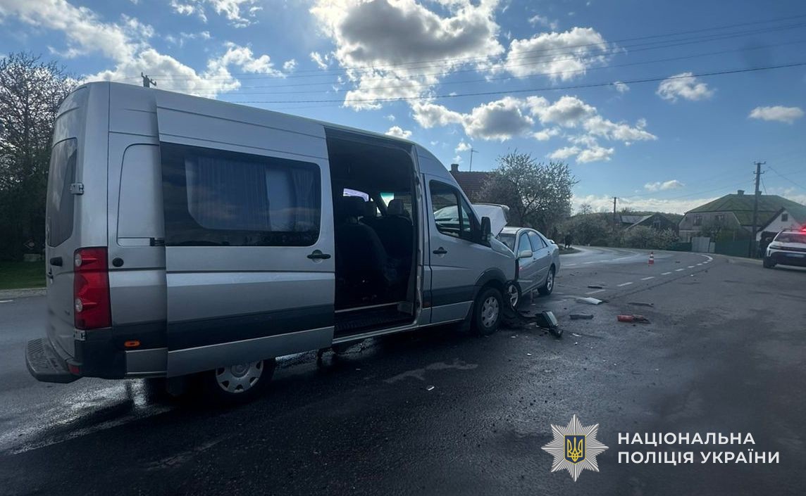 Фото до матеріалу: На Львівщині внаслідок ДТП на трасі потрапили до лікарні двоє водіїв та дві пасажирки