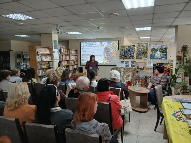 Фото до матеріалу: Волонтери «Черкаські павучки» та «Плєткарки» об'єдналися в бібліотеці