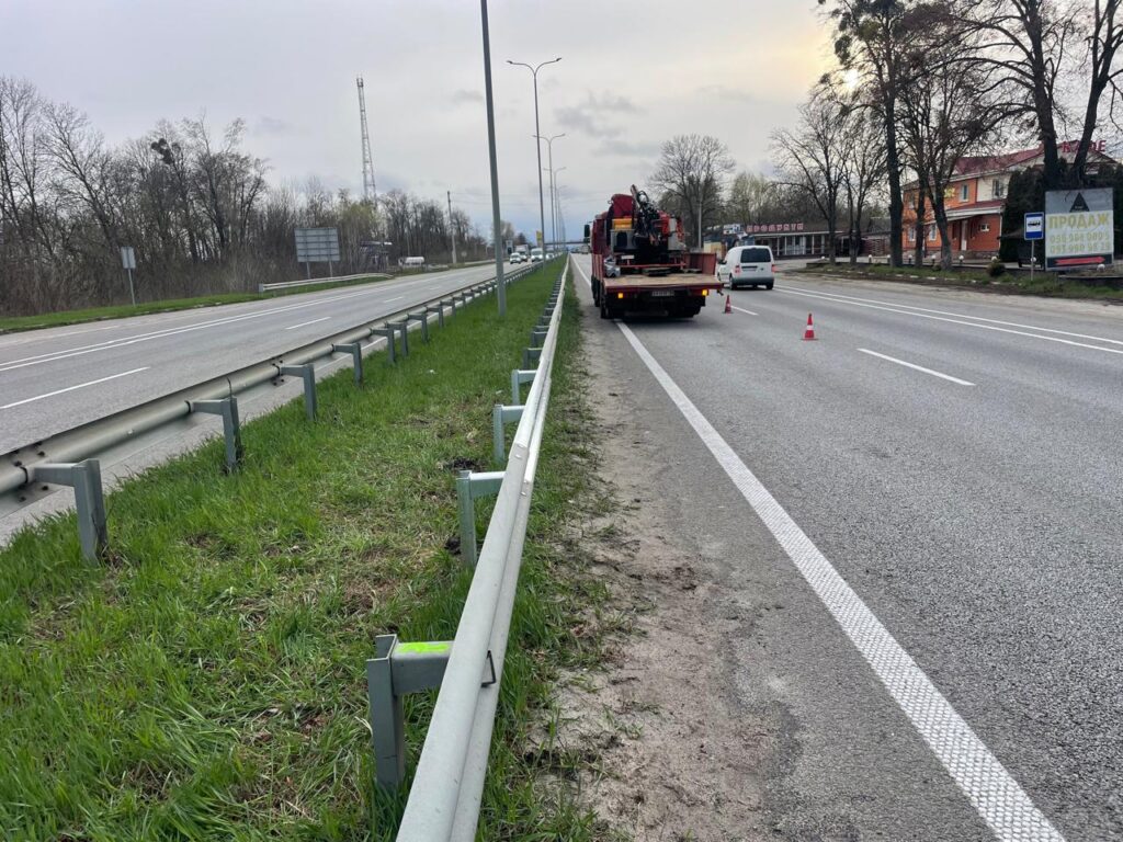 Фото до матеріалу: На трасі Київ-Чоп у Житомирщині відновили пошкоджені огорожі після ДТП