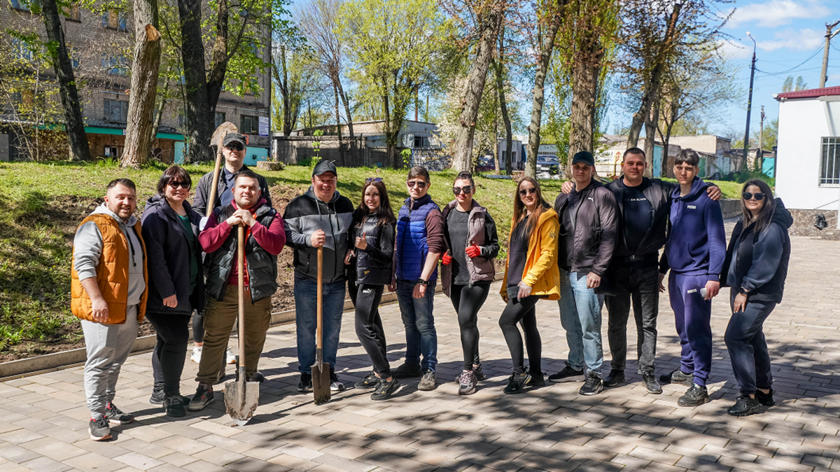 Фото до матеріалу: Молодь ЦГЗК Метінвесту озеленила Покровський район