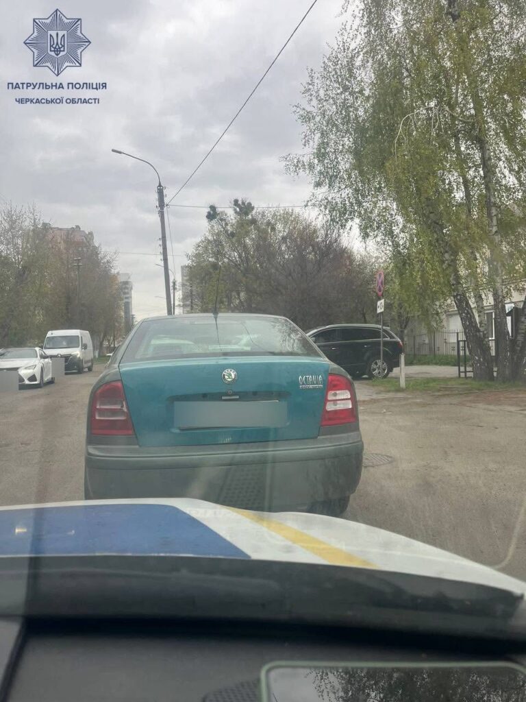 Фото до матеріалу: У Черкасах патрульні зупинили водія за перевищення швидкості та виявили підозрілі пакунки