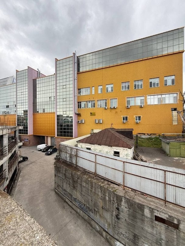 Фото до матеріалу: "Київський Шанхай" на Борщагівці: 100-літня хата серед ТРЦ