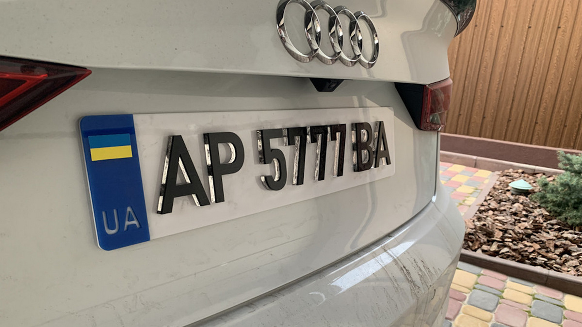 Фото до матеріалу: У Хмельницькому виставили на продаж культовий BMW Alpina B12 1991 року