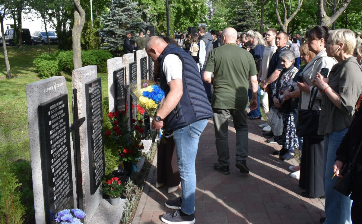 Фото до матеріалу: У Києві відкрили третю Алею пам'яті Героїв на Оболоні