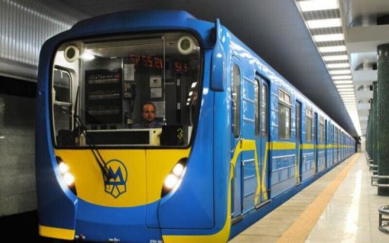 Фото до матеріалу: У метро Києва остаточно закрито каси на останніх станціях