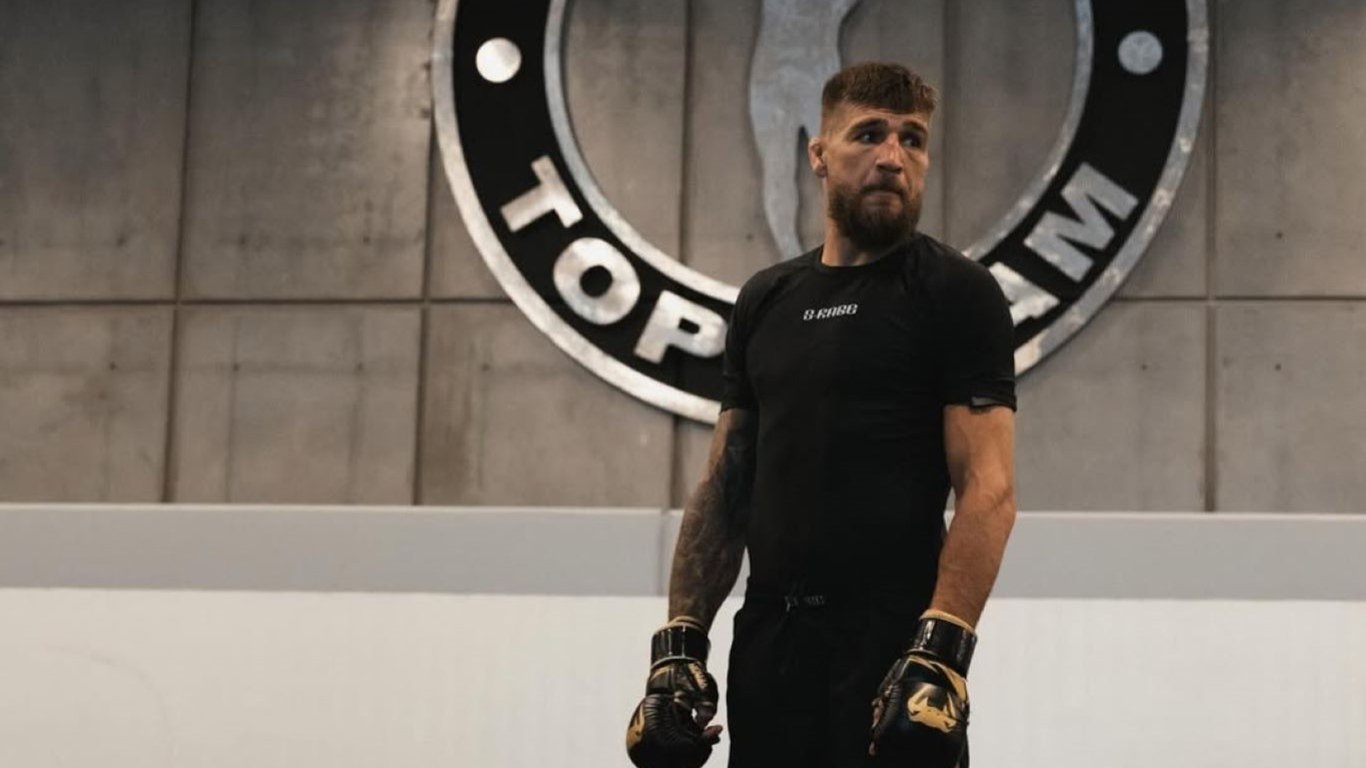 Фото до матеріалу: Амосов та Альварес показали однакову вагу перед UFC 328
