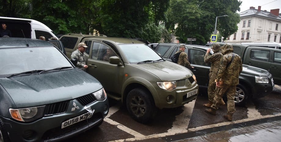 Фото до матеріалу: Військовим дозволять ввозити авто без податків